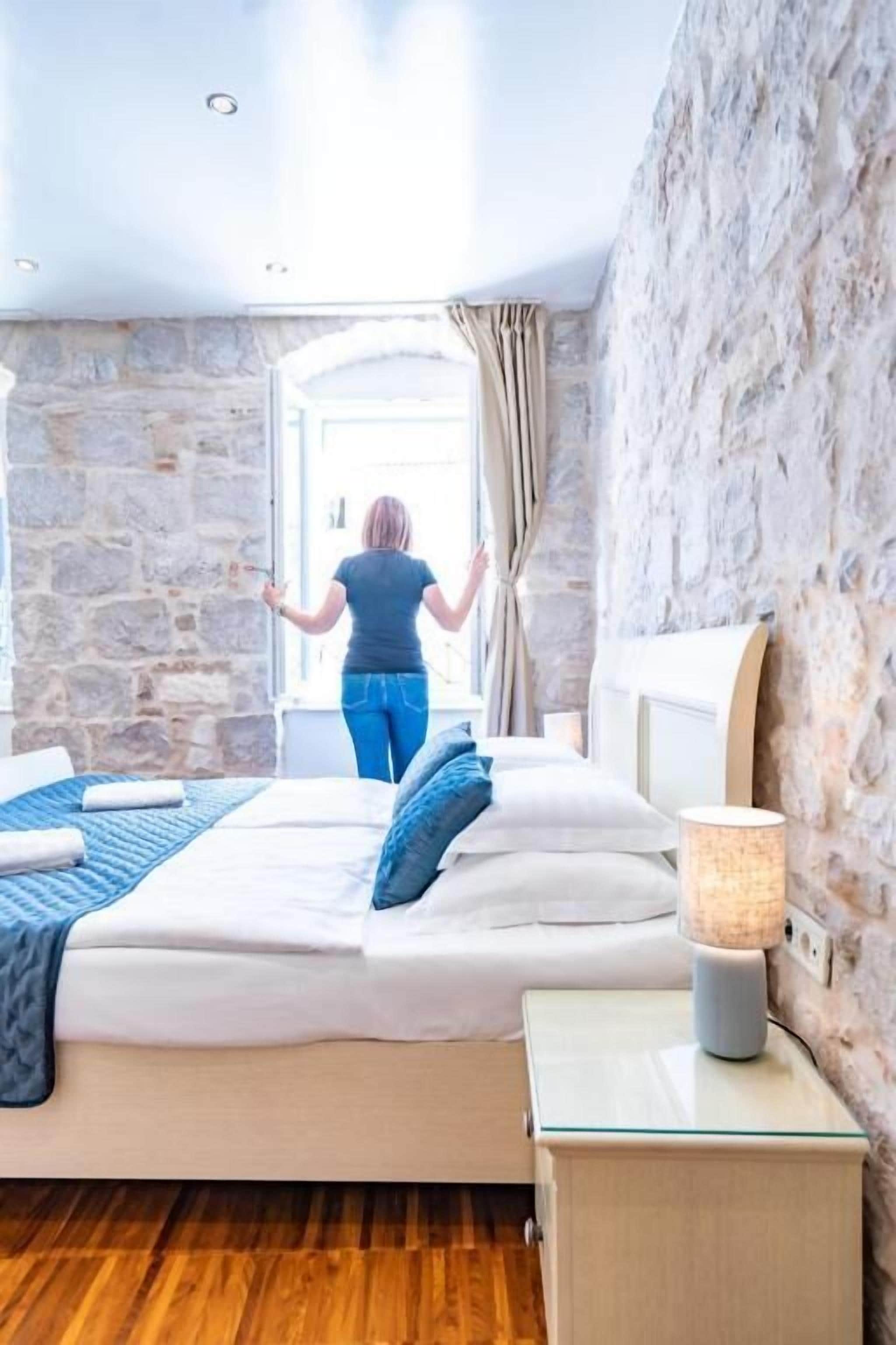 Caja de seguridad en la habitación y tabla de planchar con plancha 