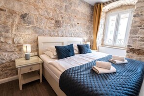 Luxury Double or Twin Room, City View | Peti besi dalam bilik, seterika/papan seterika, Wi-fi percuma 
