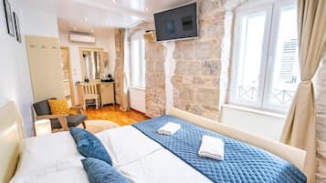 Chambre Double Deluxe | Coffres-forts dans les chambres, fer et planche à repasser