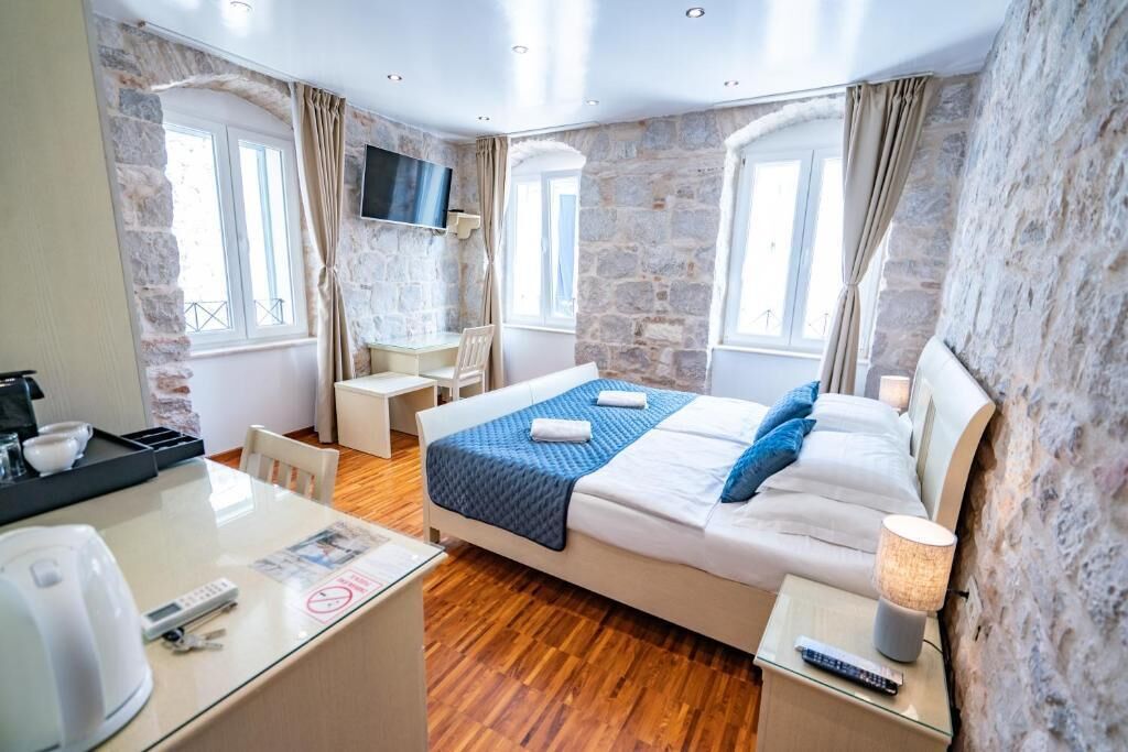 Habitación Deluxe con 1 cama doble o 2 individuales, vistas a la ciudad | Caja fuerte, tabla de planchar con plancha, wifi gratis