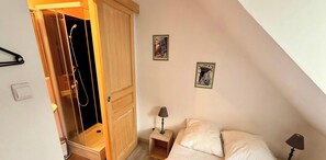 1 bedroom, iron/ironing board, travel cot - Rustic nook by the riverside path (Mont-Dore)