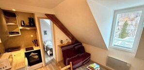 Interior - Rustic nook by the riverside path (Mont-Dore)