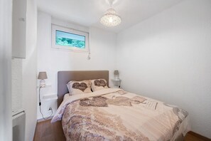 1 dormitorio, tabla de planchar con plancha, wifi y ropa de cama