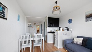 Un espai habitable compacte amb zona de menjador, cuineta i espai d'estar.