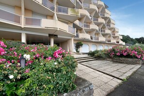 Un edificio de varios pisos con balcones y un letrero que indica una residencia.