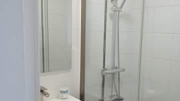 淋浴设施、吹风机、毛巾