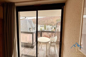 Interior - Quiet corner near the mountain road (Mont-Dore)