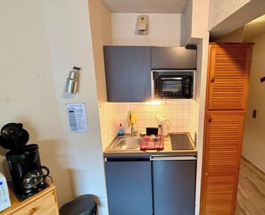 Fridge, oven, stovetop, coffee/tea maker - Quiet corner near the mountain road (Mont-Dore)