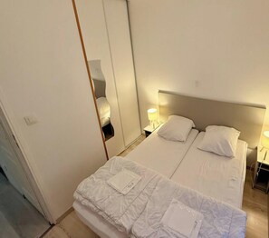 2 habitaciones, tabla de planchar con plancha y cuna de viaje 