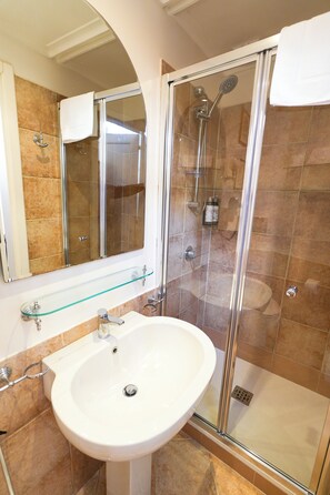 Shower, hair dryer, towels, soap - Dépendance la Casetta: an oasis of peace surrounded by greenery in the city center (Castellammare di Stabia)