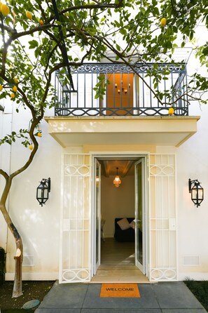 Exterior detail - Dépendance la Casetta: an oasis of peace surrounded by greenery in the city center (Castellammare di Stabia)