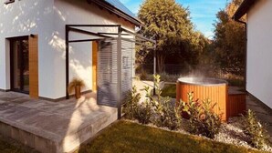 A modern house with a patio, a hot tub, and a garden. - Holiday home, sea, jacuzzi, for 3 people (Rozewie)
