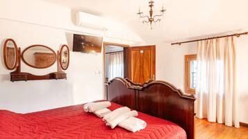 6 bedrooms, iron/ironing board, WiFi, bed sheets