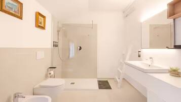 Doccia, asciugacapelli, bidet, asciugamani