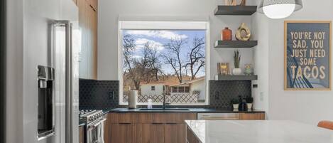 Refrigerador, microondas, horno y parrilla de estufa