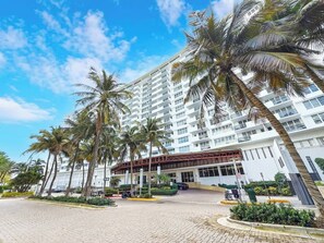 Exterior - Miami Beach Studio with shared Heated Pool & Gym (Miami Beach)