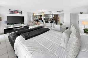 Iron/ironing board, WiFi, bed sheets - Miami Beach Studio with shared Heated Pool & Gym (Miami Beach)
