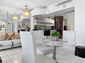 Dining - Miami Beach Studio with shared Heated Pool & Gym (Miami Beach)
