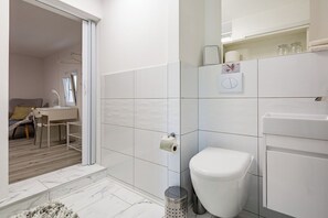 Deluxe Condo, Mountain View | Bathroom | Shower, hair dryer, towels, soap - Mainka Properties (Immensee)