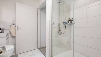 Kondo Deluks, pemandangan gunung | Kamar mandi | Shower, pengering rambut, handuk, dan sabun