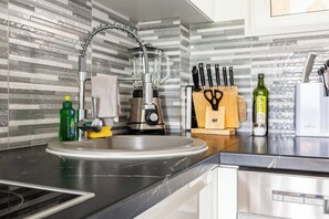 Deluxe Condo, Mountain View | Private kitchen | Microwave, espresso maker, coffee/tea maker, electric kettle - Immensee Appartments by Mainka Properties (Immensee)