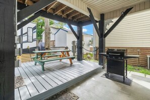 Outdoor dining - 5 Bedroom House (5126) in Ocean Lakes Campground (Myrtle Beach)