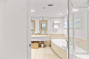 Shower, towels, shampoo - Perfect Couples Getaway with Ocean View Location (San Juan)