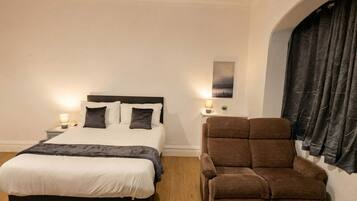 2 bedrooms, desk, iron/ironing board, WiFi