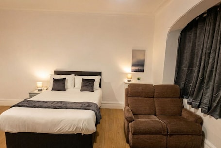2 bedrooms, desk, iron/ironing board, WiFi. Self check-in, ethernet and WiFi, free street parking