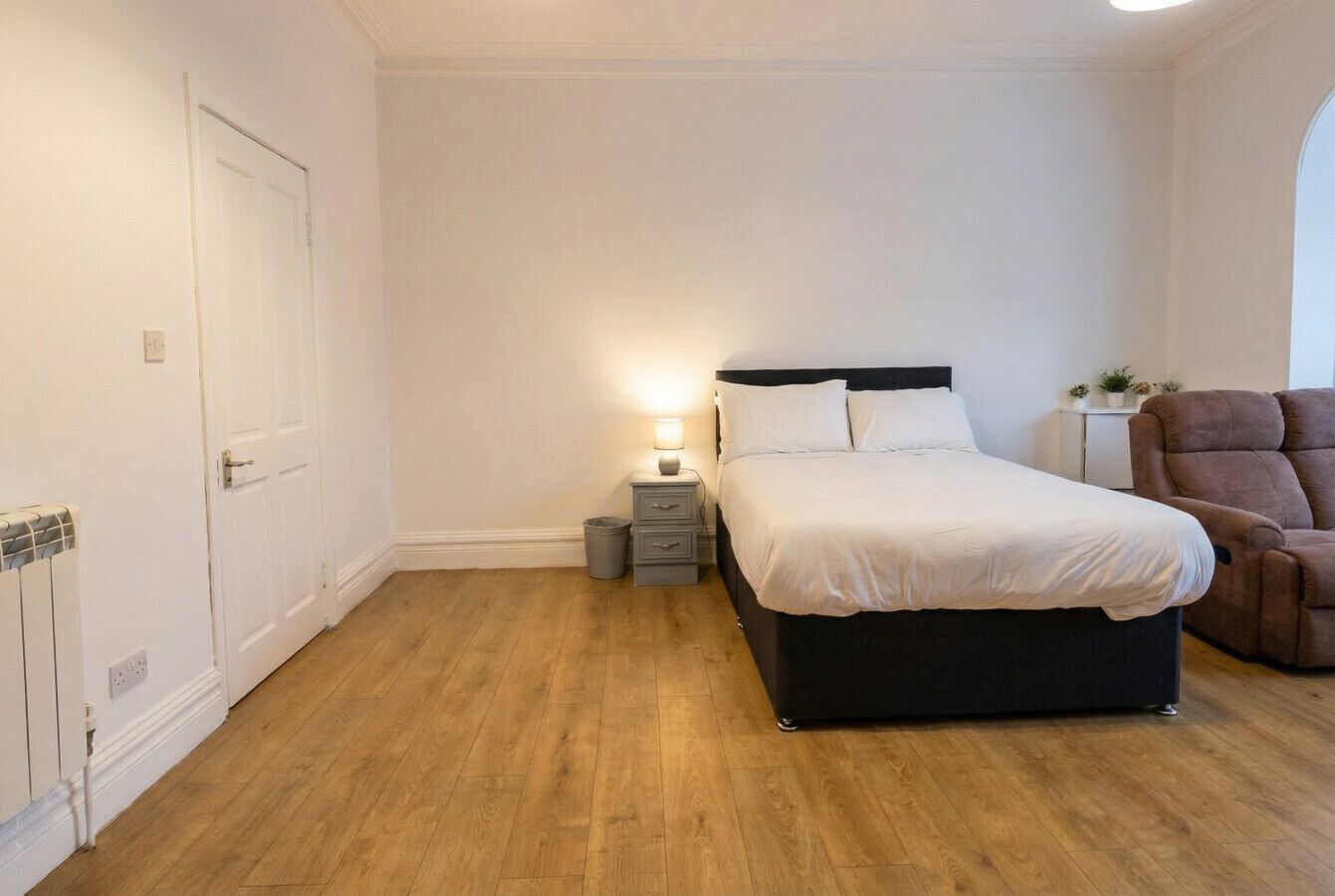 2 bedrooms, desk, iron/ironing board, WiFi