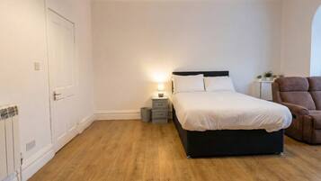 2 bedrooms, desk, iron/ironing board, WiFi