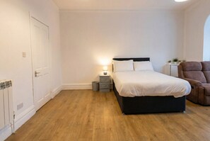 2 bedrooms, desk, iron/ironing board, WiFi - Self check-in, ethernet and WiFi, free street parking (Worsley)