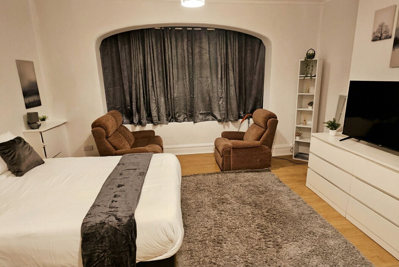 2 bedrooms, desk, iron/ironing board, WiFi