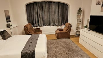 2 bedrooms, desk, iron/ironing board, WiFi