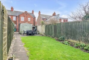 Outdoor dining - Bay Tree Cottage (King's Lynn)