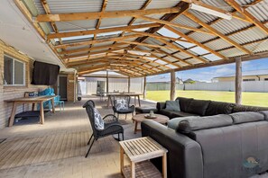 Outdoor dining - Sea Chain: 4  BR, 2  BA House in Lancelin, Sleeps 10 (Lancelin)