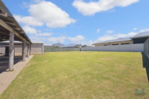 Property grounds - Sea Chain: 4  BR, 2  BA House in Lancelin, Sleeps 10 (Lancelin)