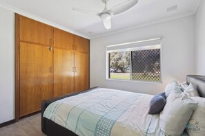 4 bedrooms, free WiFi, bed sheets - Sea Chain: 4  BR, 2  BA House in Lancelin, Sleeps 10 (Lancelin)
