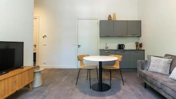 Apartment | Laptop workspace, iron/ironing board, free WiFi
