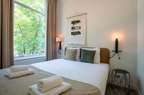 Appartement | Espace de travail pour ordinateur portable, fer et planche à repasser