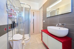 Dusche, Haartrockner, Handtücher