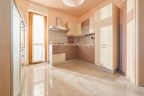 A modern kitchen with a gas stove, oven, and stainless steel cabinets. - Apartment 'Rosamare - Follonica' with Sea View, Wi-Fi and Air Conditioning (Follonica)