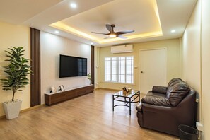 Living area - Zen Haus, Newly Furbished Home in Bangkok, 7 min walk to BTS Onnut (Krung Thep Maha Nakhon)
