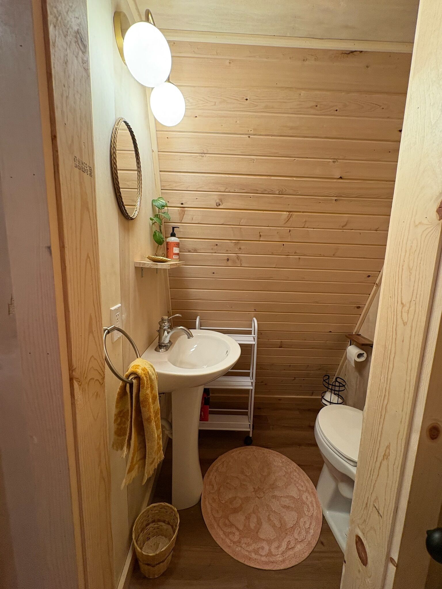 Serviettes fournies, savon, papier toilette