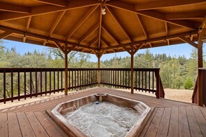 Outdoor spa tub - Sunset Ridge at Pine Mountain Lake (Groveland)