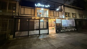 A building with a sign reading "LONDON INN" at night. - THE LONDON INN (Bogotá)