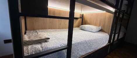 Chambre Quadruple Confort, dortoir mixte, vue ville | Wi-Fi gratuit