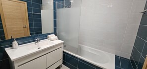 Douche, sèche-cheveux, serviettes fournies
