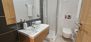 Shower, hair dryer, towels - Vitismar II com piscina, jardim e garagem (Guia)