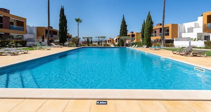 Vitismar II com piscina, jardim e garagem